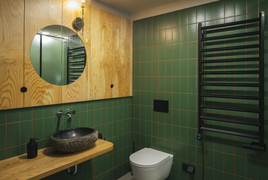 Biuras lofte. Žalios plytelės ir fanera vonios kambaryje