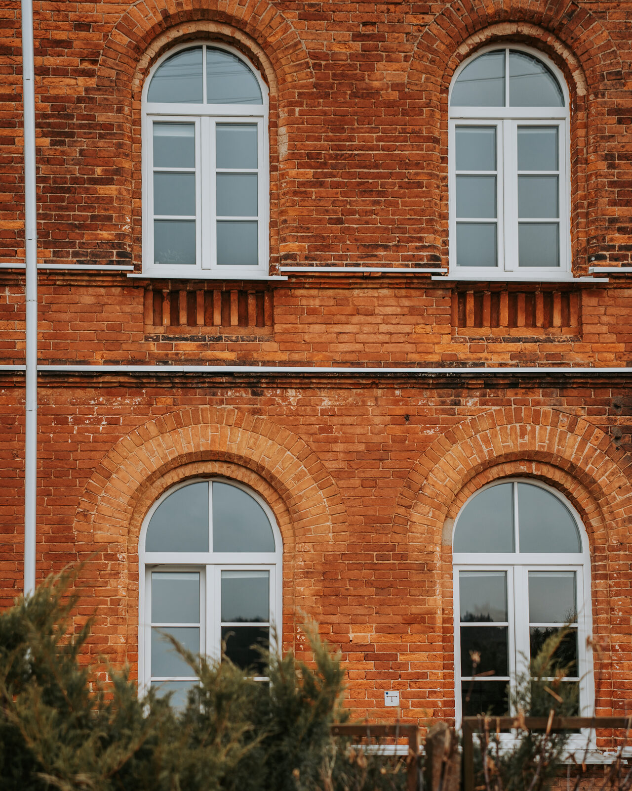 Traukinių namai – atnaujinto buvusio geležinkeliečių bendrabučio fasadas